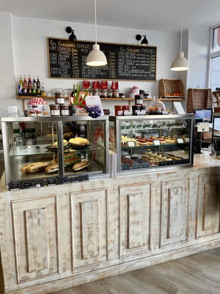 Eclair au Café Theke