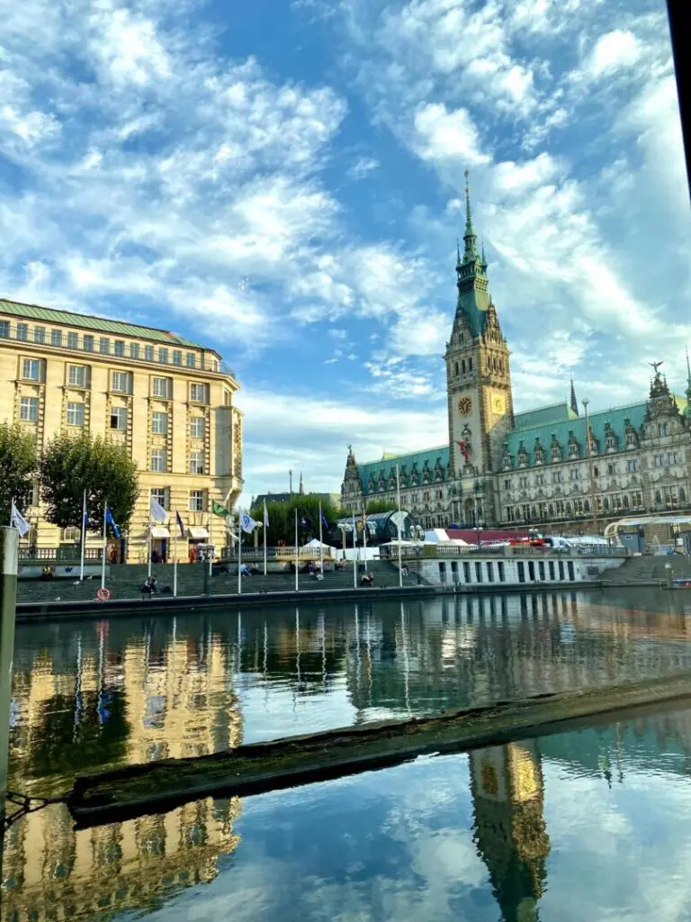 VLET Kitchen & Bar Blick auf das Rathaus