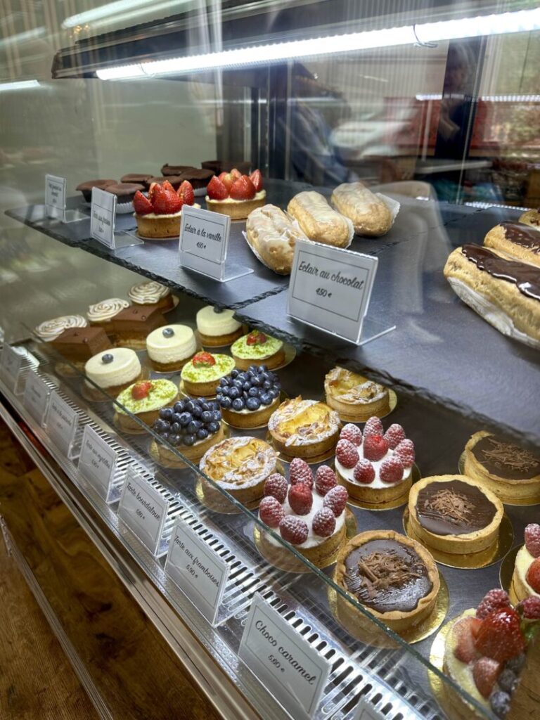 Patisserie Madeleine Kuchenvitrine