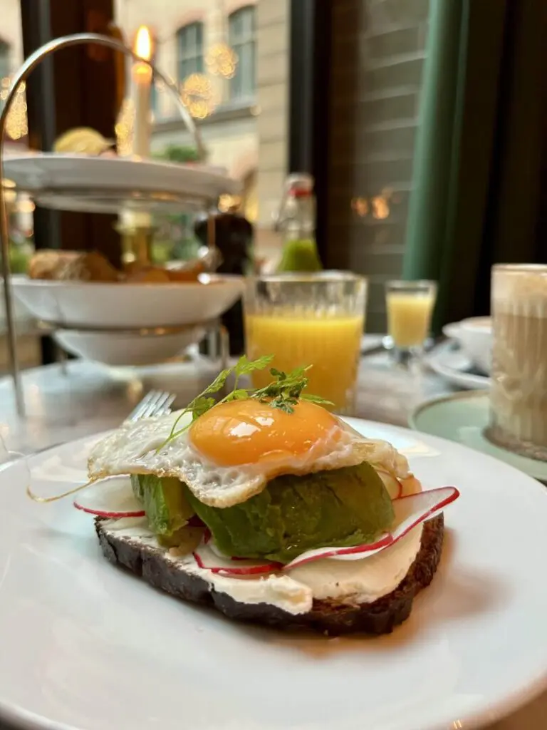 Brasserie TORTUE Avocado Brot