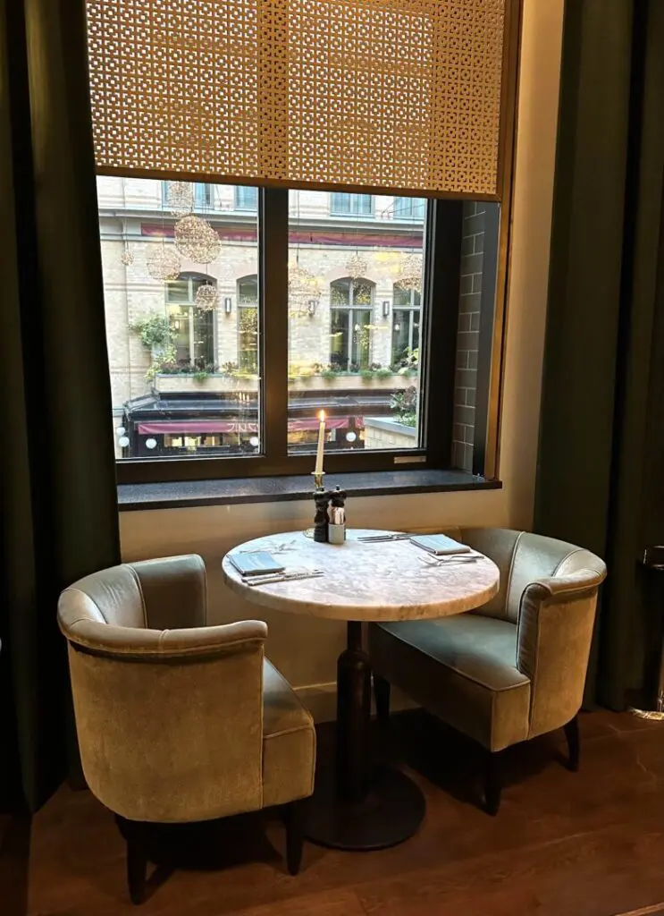 Brasserie TORTUE Tisch