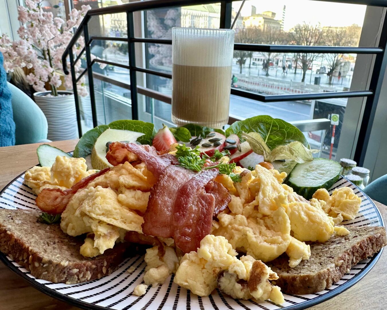 Café mit freundlichen Grüßen Brot mit Ei