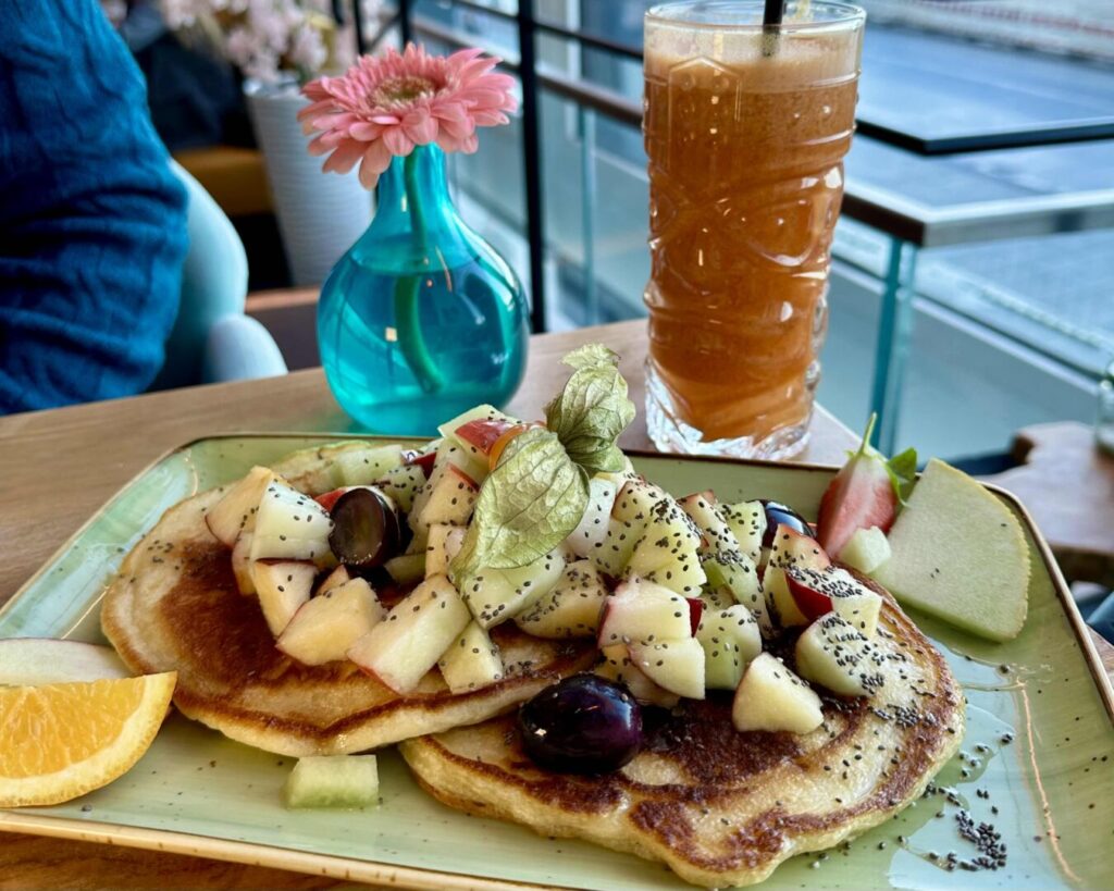 Café mit freundlichen Grüßen Pancakes