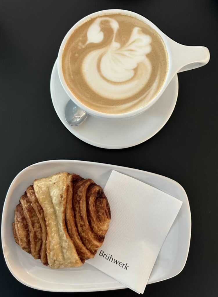 Brühwerk Kaffee und Franzbrötchen