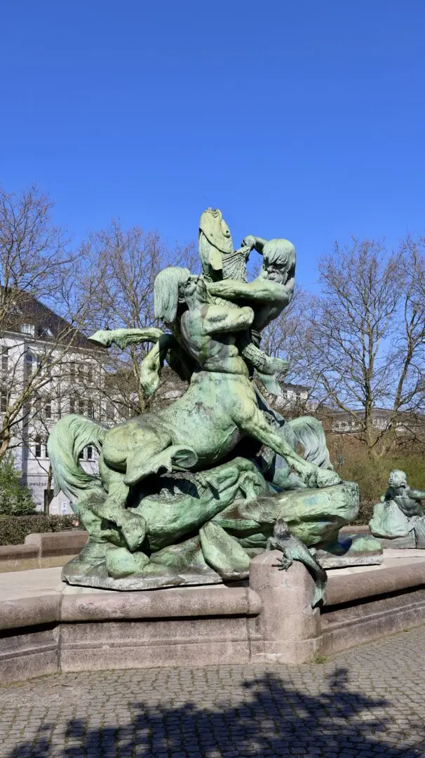 Platz der Republik Statue