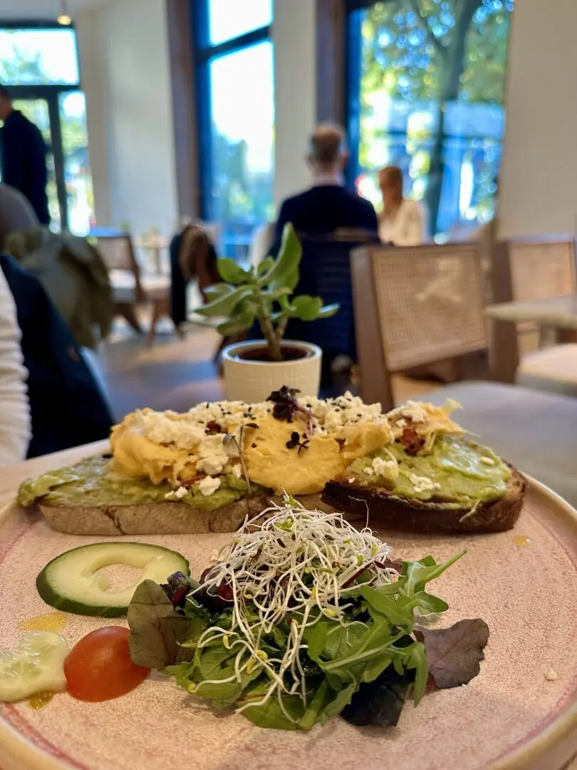 Mayfair Stulle mit Ei und Avocado