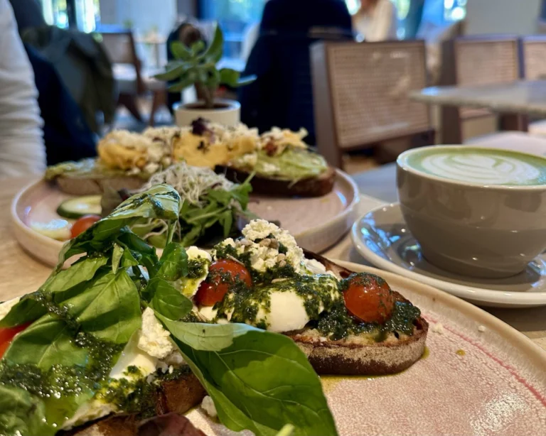 Mayfair – Brunch Spot with Alster Flair