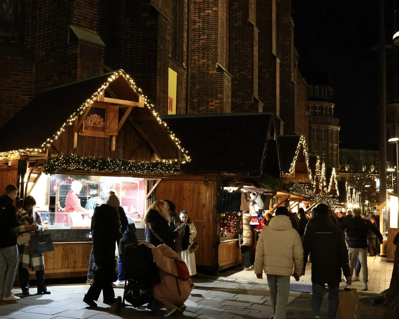 Weihnachtsmarkt St Petri Kirche Häuschen