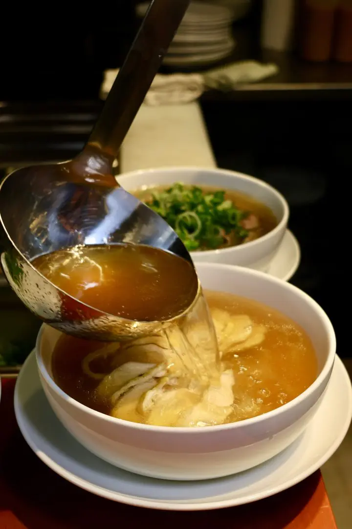 Pho Dam Brühe