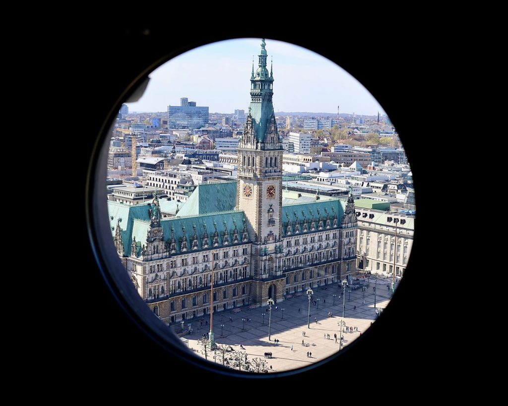St. Petri Kirche Blick auf das Rathaus